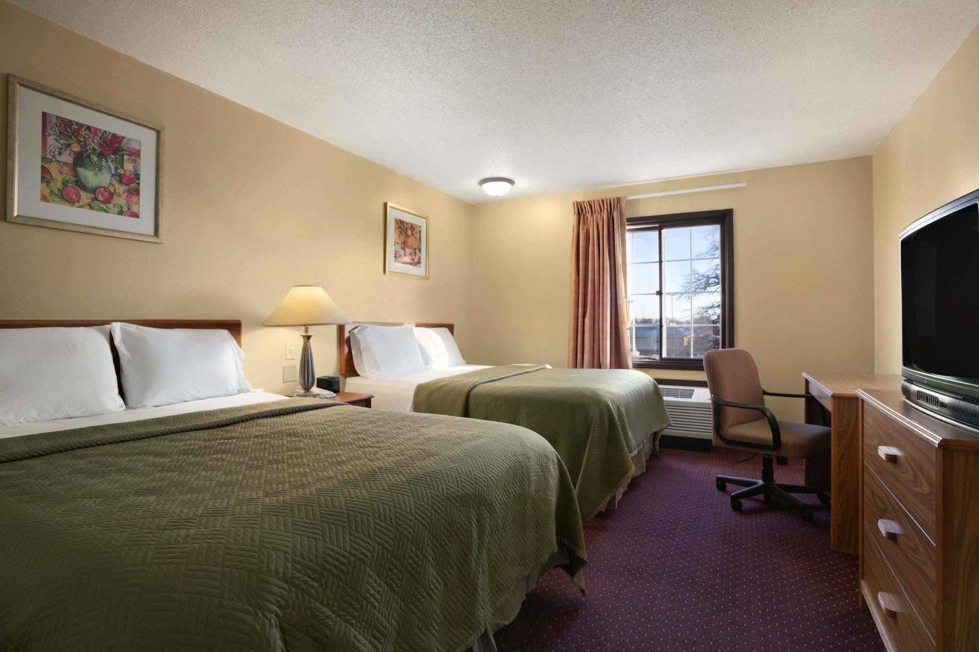 Travelodge Inn & Suites By Wyndham Muscatine Buitenkant foto